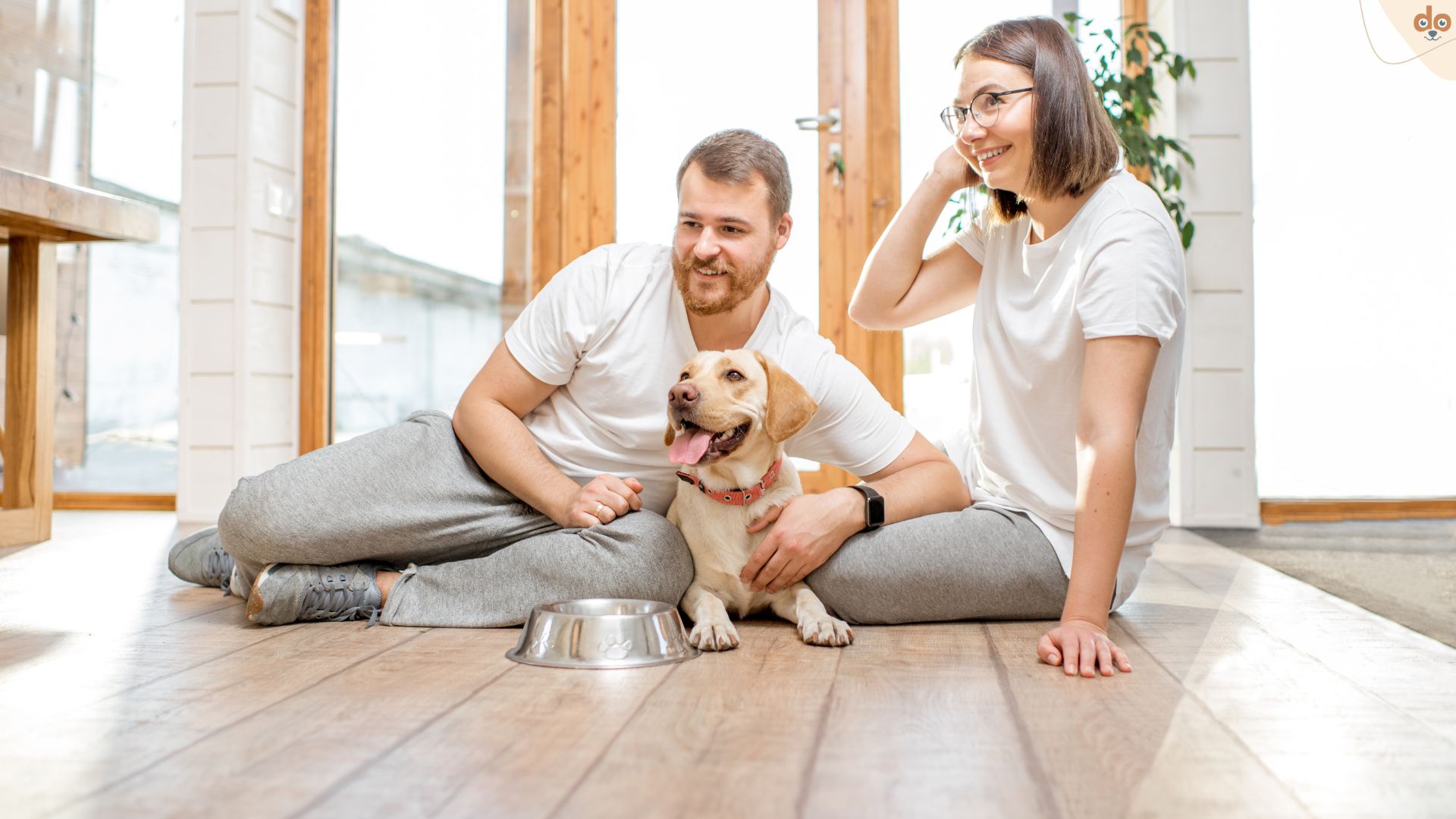 Paar in Wohnung am Boden mit Hund glücklich