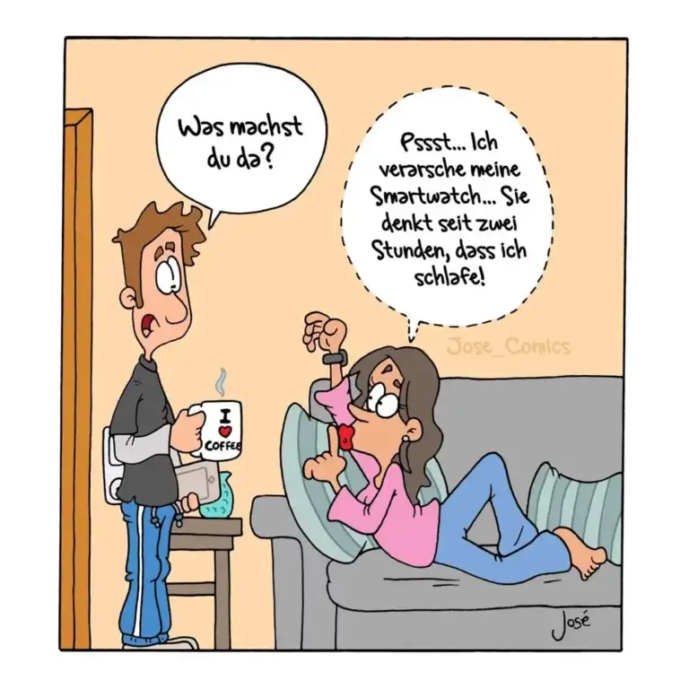Mann mit Kaffeetasse fragt eine Frau auf der Couch, die eine Smartwatch trägt, was sie macht