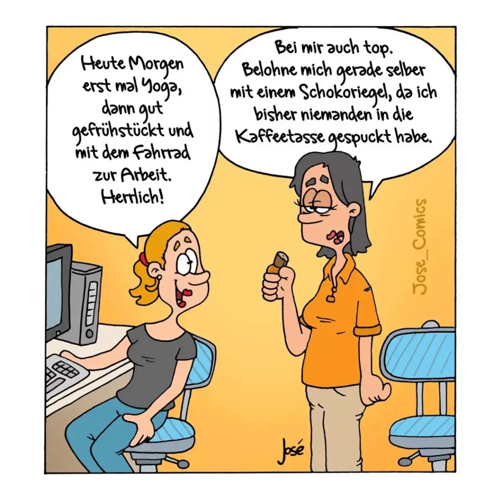 Zwei Frauen im Büro: eine sitzt am Computer, die andere hält einen Schokoriegel und erklärt ihr Morgenritual