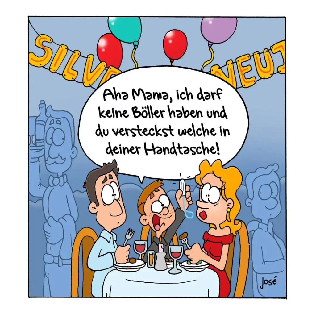 Familie sitzt beim Festessen am Tisch, Kind hält Serviette in der Hand und spricht zu Mutter