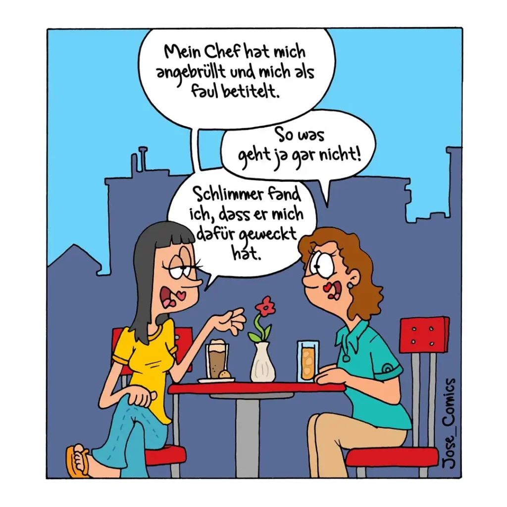 Zwei Frauen sitzen sich an einem Tisch gegenüber. Die linke Frau in gelbem Shirt erzählt gestikulierend, die rechte in türkisem Shirt hört zu.