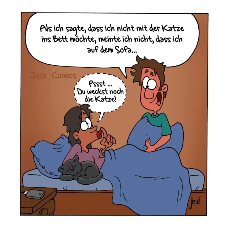 Zwei Personen sitzen auf einem Sofa, zwischen ihnen liegt eine schwarze Katze. Die linke Person spricht, die rechte antwortet mit einem Grinsen.