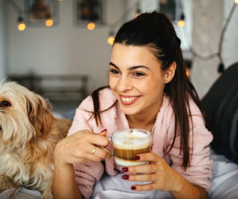 Hundecafé Kaffee Frau zuhause Bett