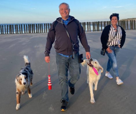 roger-christa-Mailo-sunny-strand-spazieren