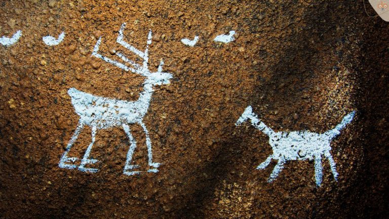 praehistorisch-hund-reh-voegel-wandbild