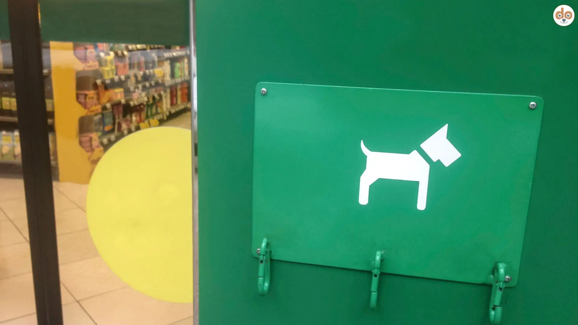 Sogenannter Hundeparkplatz vor einem Fachgeschäft, wo Karabiner sind, um die Hundeleine zu befestigen