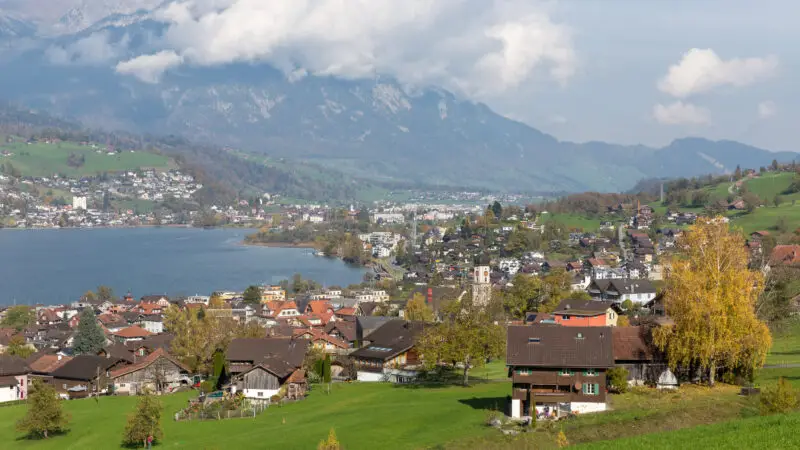 Wandern auf dem Arvigrat im Kanton Obwalden: Ein atemberaubendes Erlebnis - Blick auf Sachseln OW und den Sarnersee 28201729