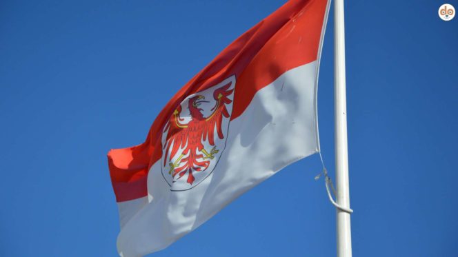 Fahne von Brandenburg mit dem Wappen