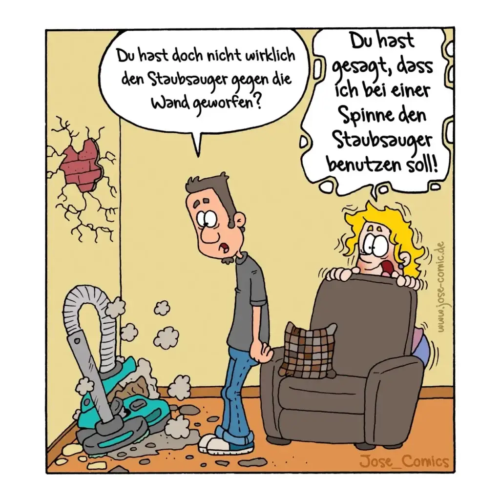 Mann steht vor zerstörtem Staubsauger und schaut Frau auf Sofa an, die wild gestikuliert