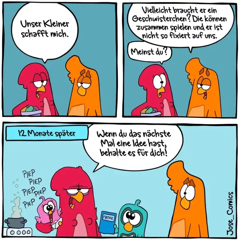 Zwei bunte Vogelfiguren unterhalten sich. Links eine rote Figur mit Napf, rechts eine orange Figur. Unten: Die rote Figur sitzt erschöpft neben zwei piepsenden Vogelbabys und einer Mathebuch, die orange Figur lacht.