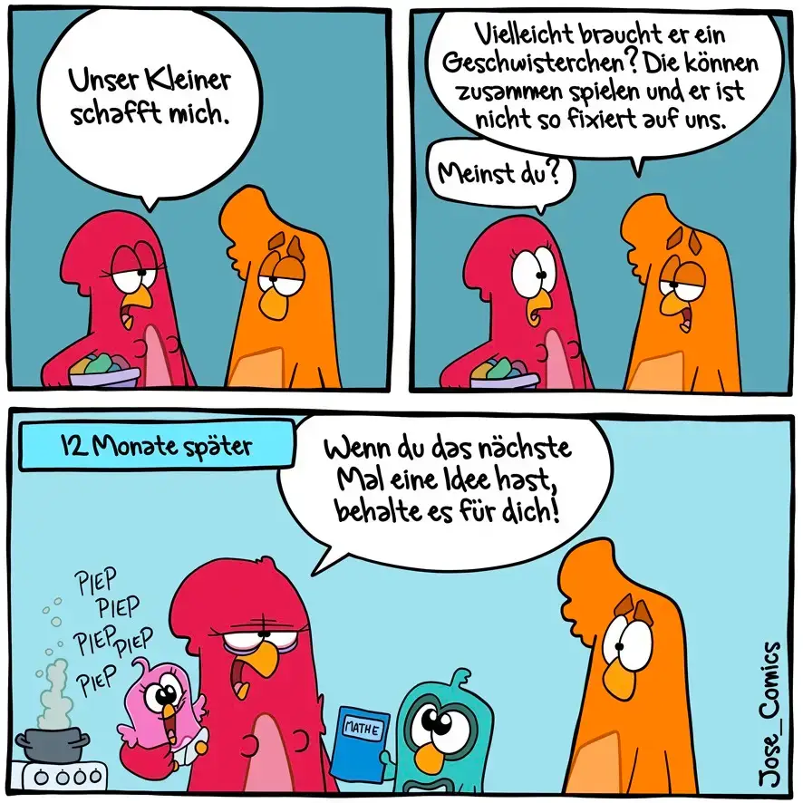 Zwei bunte Vogelfiguren unterhalten sich. Links eine rote Figur mit Napf, rechts eine orange Figur. Unten: Die rote Figur sitzt erschöpft neben zwei piepsenden Vogelbabys und einer Mathebuch, die orange Figur lacht.