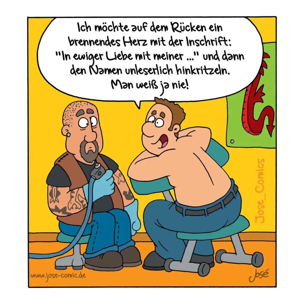 Zwei Männer in einem Tätowierstudio: der eine sitzt im Stuhl und erklärt dem Tätowierer seine Idee für ein Herz-Tattoo mit einer Inschrift.