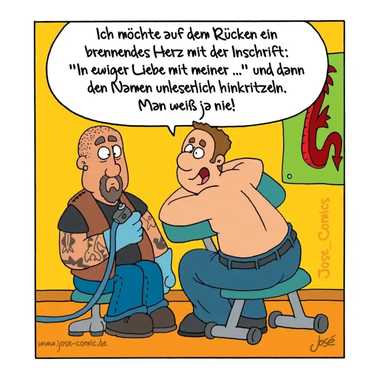 Zwei Männer in einem Tätowierstudio: der eine sitzt im Stuhl und erklärt dem Tätowierer seine Idee für ein Herz-Tattoo mit einer Inschrift.