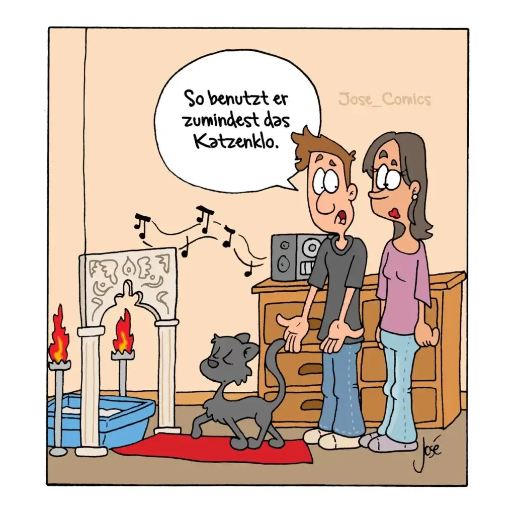 Mann sitzt auf Sofa, zeigt auf eine schwarze Katze und sagt zu seiner Partnerin: 'So benutzt er zumindest das Katzenklo.'