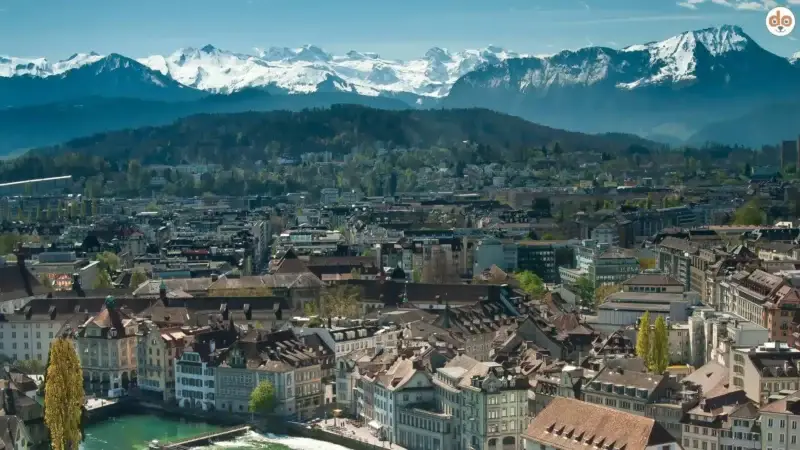 Blick auf Luzern mit Bergen
