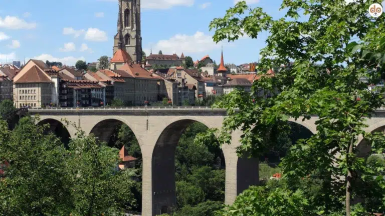 Freiburg mit Brücke