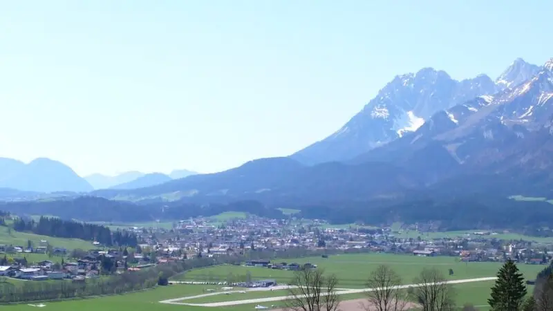 Von Bergpanoramen bis zum Waldboden – die besten Ausflüge im Tirol - St. Johann in Tirol Kaisergebirge Panorama