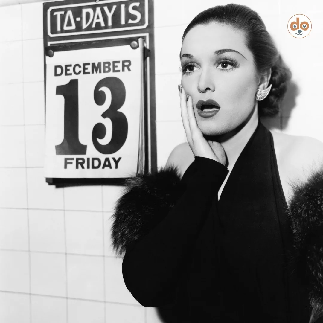 Schwarz Weiss Foto einer Frau neben Kalender, Datum zeigt Dezember 13 Freitag