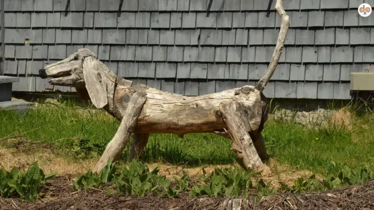 Hölzerne Hundefigur aus Baumstämmen, Hundespielzeug aus Holz selber machen