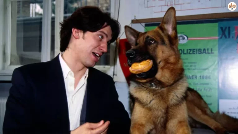 Schauspieler Tobias Moretti mit Polizeihund Kommissar Rex Wurstsemmel im Maul Fernsehserie