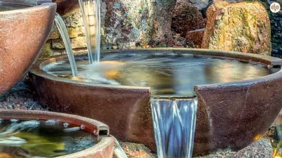 Brunnen Wasserspiel Stein Dekorationen symbolisch für Trinkzusätze