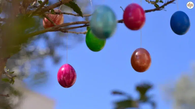 Ostern Unternehmungen Tipps Bemalte ausgeblasene Ostereier hängen am Baum