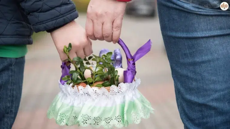 Zwei Hände tragen Osterkorb in der Mitte Ostern Geschenkideen