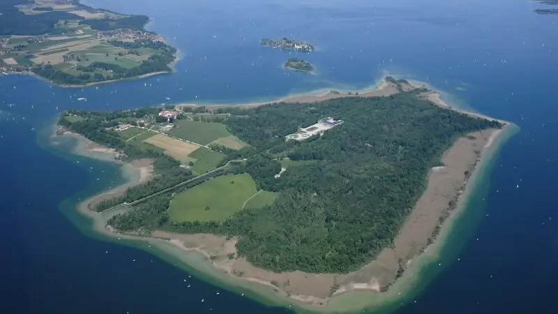 Chiemsee: Inselrundweg auf der Fraueninsel mit Hund