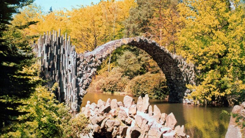 Kromlauer Park mit der Rakotzbrücke: Hunderunde durch die Lausitz