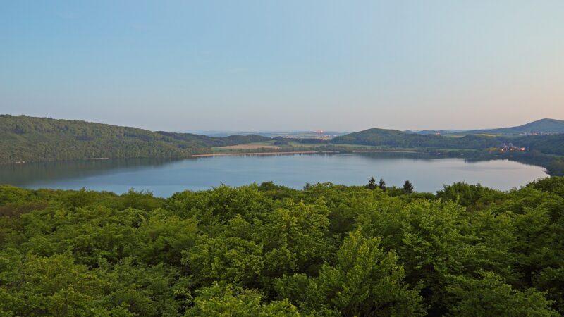 Laacher See: Uferrundweg in der Vulkaneifel mit Hund