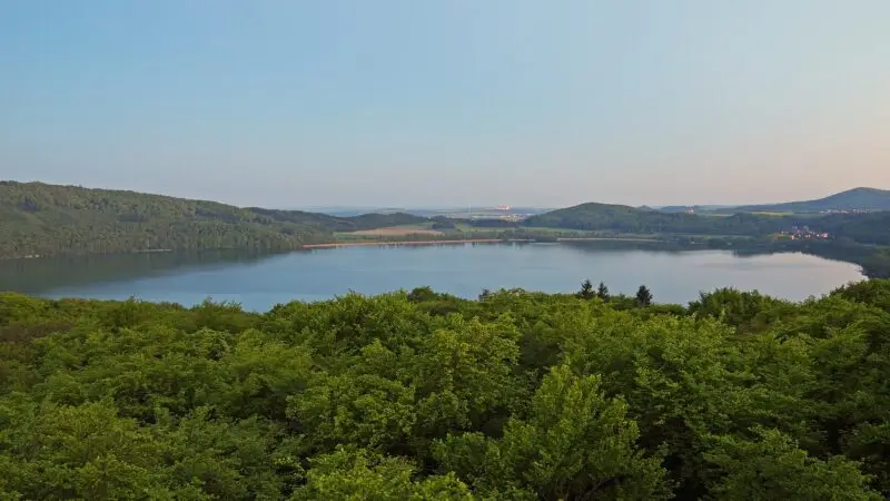 Laacher See: Uferrundweg in der Vulkaneifel mit Hund