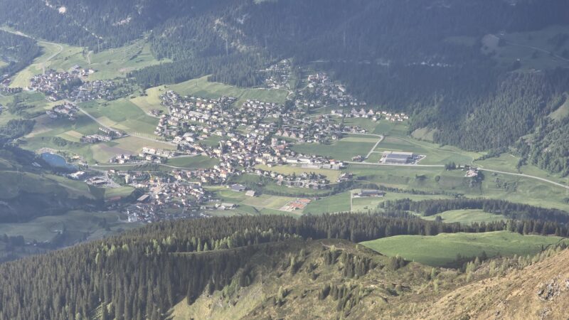 Mit Hund in Savognin – Natur, Wandern und Campingfreude in Graubünden - Savognin as seen from Piz Arlos