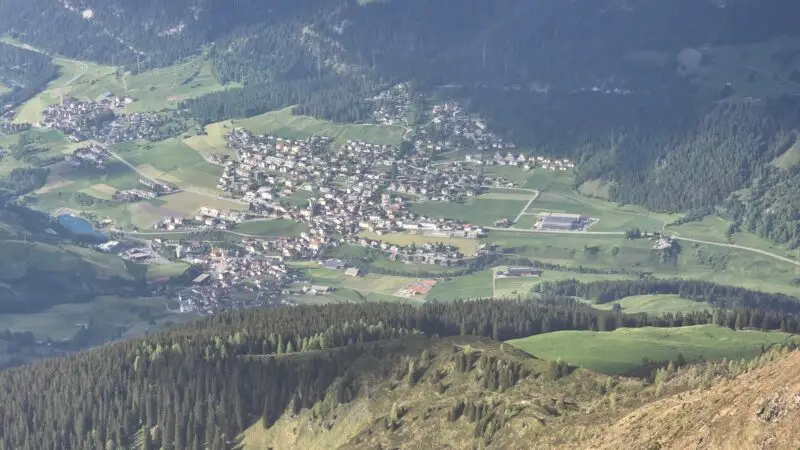 Mit Hund in Savognin – Natur, Wandern und Campingfreude in Graubünden - Savognin as seen from Piz Arlos
