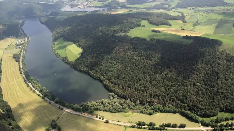 Diemelsee-Uferweg im Naturpark: Seerunde mit zwei Hundestränden - diemelsee uferweg naturpark hessen
