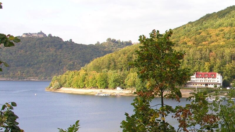 Edersee-Uferweg ab Rehbach: am Südufer zur Staumauer mit Hund