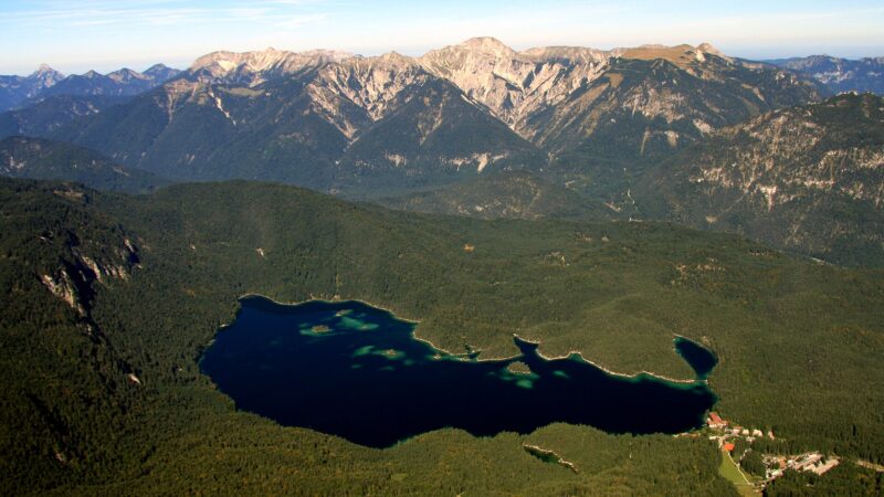 Eibsee-Rundweg mit Hund in Grainau am Fuß der Zugspitze