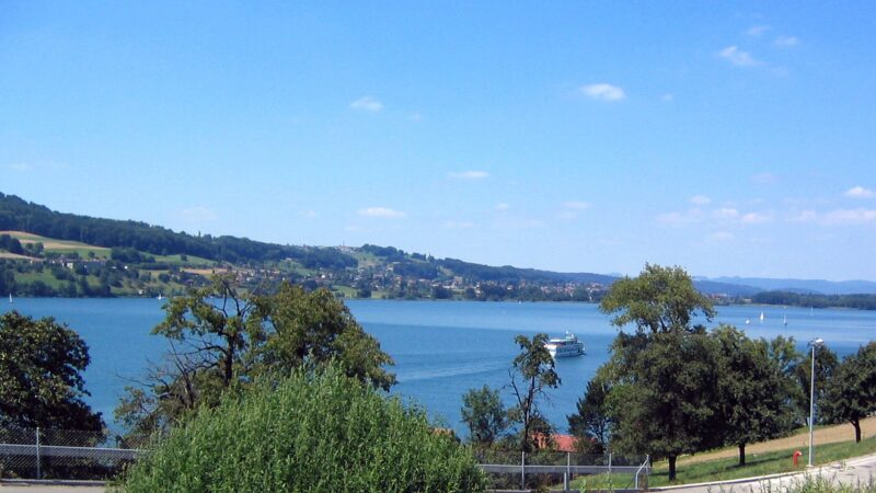 Hallwilersee: Uferweg mit Schloss Hallwyl