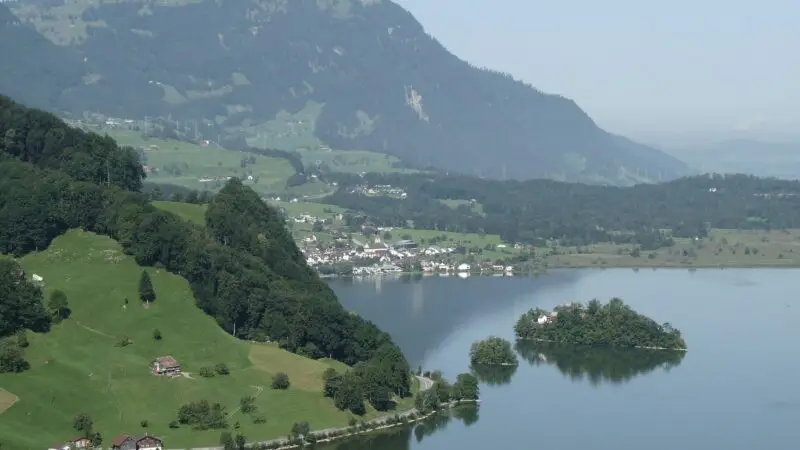 Mit Hund am Lauerzersee: flacher Uferweg mit Blick auf die Insel Schwanau