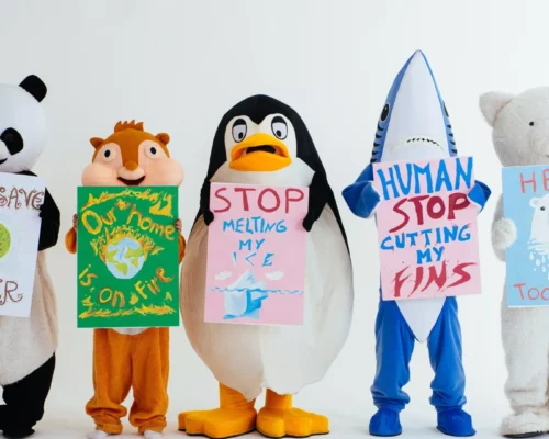 Menschen als verschiedene Tiere verkleidet Tierkostüme Demonstration Schilder Tierschutz Speziesmus