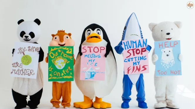 Menschen als verschiedene Tiere verkleidet Tierkostüme Demonstration Schilder Tierschutz Speziesmus