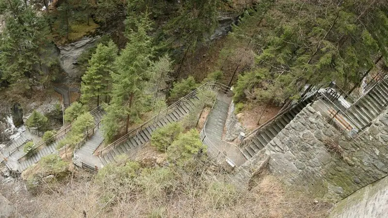 Viamala-Schlucht bei Thusis: dramatische Felsschlucht mit Hund