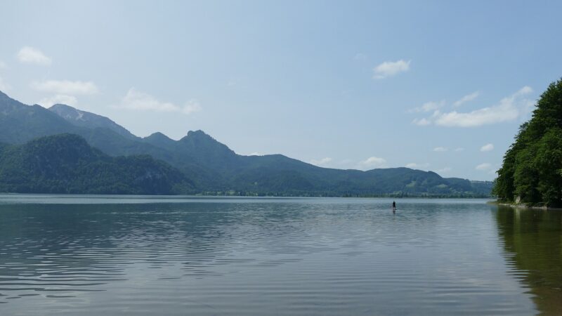 Kochelsee: flacher Uferweg mit Alpenkulisse und Franz-Marc-Blick