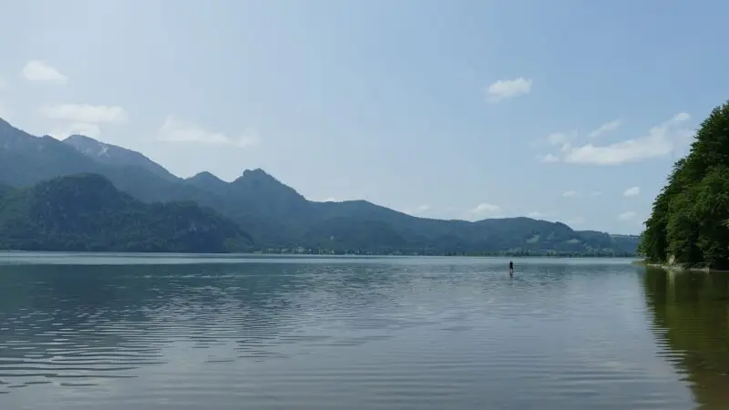 Kochelsee: flacher Uferweg mit Alpenkulisse und Franz-Marc-Blick - kochelsee uferweg kochel am see