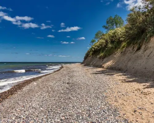 Strandabschnitt mit Steinen und Dünen in Mecklenburg-Vorpommern