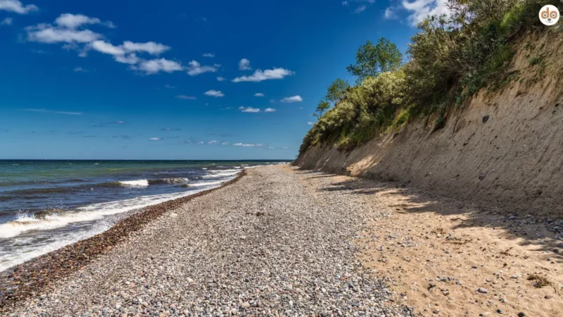 Strandabschnitt mit Steinen und Dünen in Mecklenburg-Vorpommern
