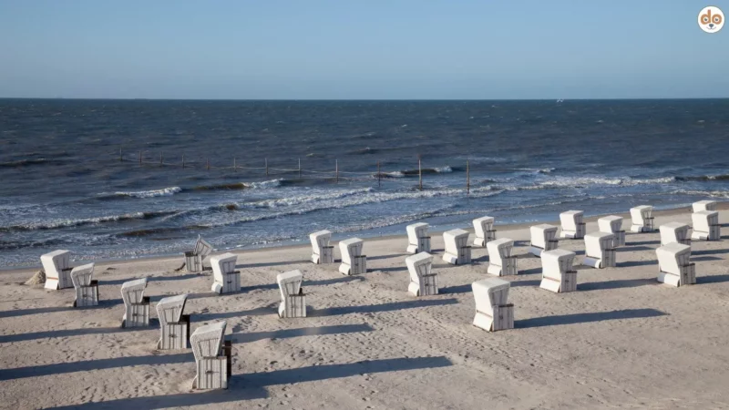 Strandkörbe an einem Strandabschnitt in Niedersachsen Deutschland