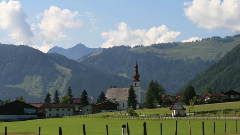 Pillersee-Runde: flacher Seeweg mit Hund im Pillerseetal