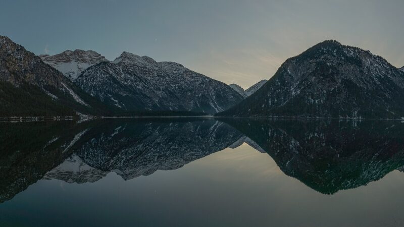 Plansee bei Reutte: Uferwanderung mit Hund am türkisen Bergsee