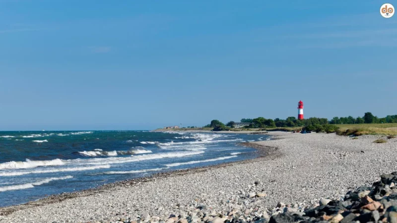 Strandabschnitt mit Leuchtturm in Schleswig-Holstein
