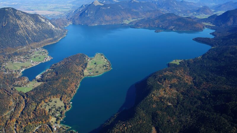 Walchensee: Uferweg am türkisgrünen Alpensee